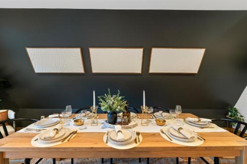 Lakefront, New, Private Dock, Hot Tub, Fire Pit, Canoe, Incredible Views Lakefront, New, Private Dock, Hot Tub, Fire Pit, Canoe, Incredible Views