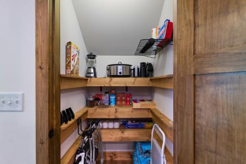 Lakefront, New, Private Dock, Hot Tub, Fire Pit, Canoe, Incredible Views Lakefront, New, Private Dock, Hot Tub, Fire Pit, Canoe, Incredible Views