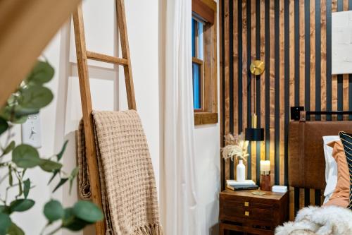 Lakefront, New, Private Dock, Hot Tub, Fire Pit, Canoe, Incredible Views Lakefront, New, Private Dock, Hot Tub, Fire Pit, Canoe, Incredible Views