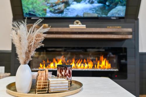 Lakefront, New, Private Dock, Hot Tub, Fire Pit, Canoe, Incredible Views Lakefront, New, Private Dock, Hot Tub, Fire Pit, Canoe, Incredible Views