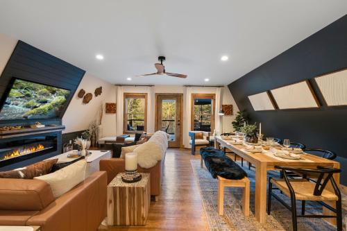 Lakefront, New, Private Dock, Hot Tub, Fire Pit, Canoe, Incredible Views Lakefront, New, Private Dock, Hot Tub, Fire Pit, Canoe, Incredible Views