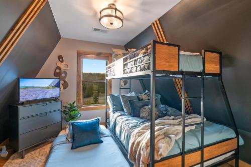 Lakefront, New, Private Dock, Hot Tub, Fire Pit, Canoe, Incredible Views Lakefront, New, Private Dock, Hot Tub, Fire Pit, Canoe, Incredible Views