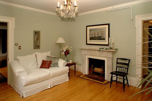 ห้องส่วนกลางสำหรับนั่งเล่น/ดูทีวี, Benjamin F. Packard House Bed and Breakfast in บาร์ท (ME)