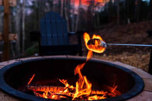 Lakefront, New, Private Dock, Hot Tub, Fire Pit, Canoe, Incredible Views Lakefront, New, Private Dock, Hot Tub, Fire Pit, Canoe, Incredible Views