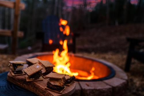 Lakefront, New, Private Dock, Hot Tub, Fire Pit, Canoe, Incredible Views Lakefront, New, Private Dock, Hot Tub, Fire Pit, Canoe, Incredible Views