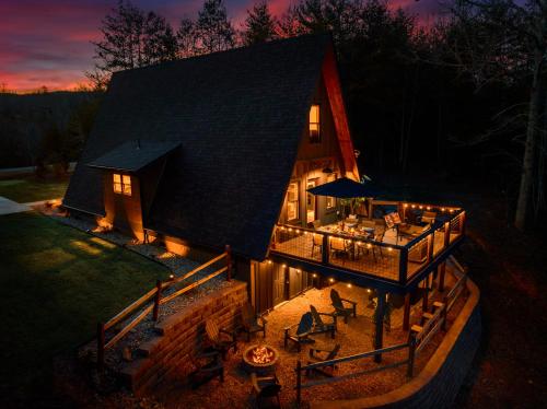 Lakefront, New, Private Dock, Hot Tub, Fire Pit, Canoe, Incredible Views Lakefront, New, Private Dock, Hot Tub, Fire Pit, Canoe, Incredible Views