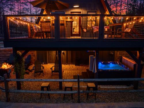 Lakefront, New, Private Dock, Hot Tub, Fire Pit, Canoe, Incredible Views Lakefront, New, Private Dock, Hot Tub, Fire Pit, Canoe, Incredible Views