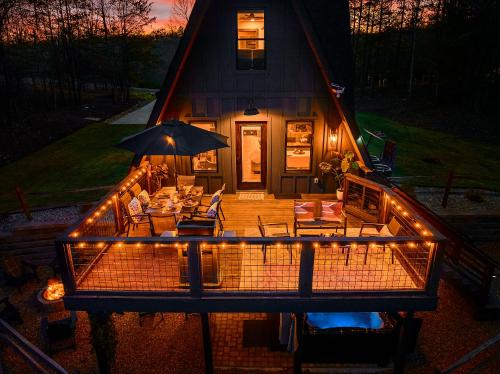 Lakefront, New, Private Dock, Hot Tub, Fire Pit, Canoe, Incredible Views Lakefront, New, Private Dock, Hot Tub, Fire Pit, Canoe, Incredible Views