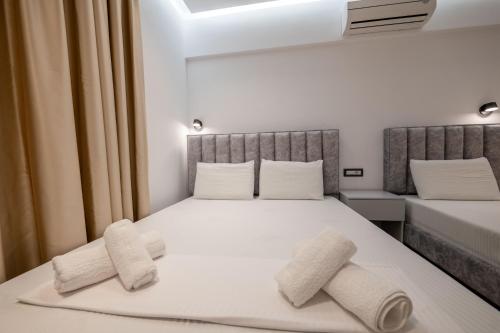 Triple Room with Balcony image 10