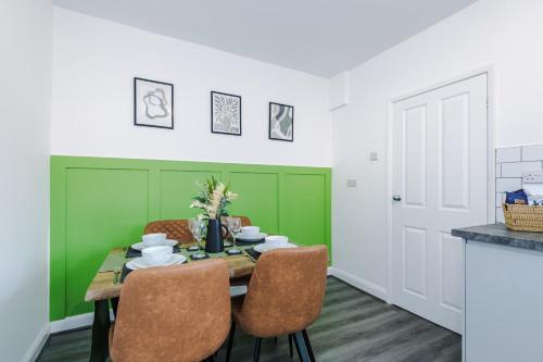 Kitchen, The Acacia Lodge - Bright & Modern 3BR Home by Parydise Properties - Ideal for Business & Leisure in Wigan West