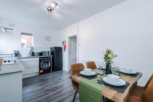 Kitchen, The Acacia Lodge - Bright & Modern 3BR Home by Parydise Properties - Ideal for Business & Leisure in Wigan West