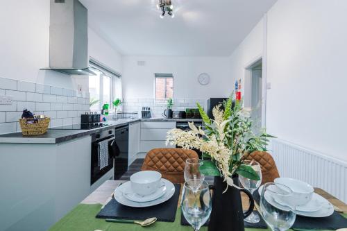 Kitchen, The Acacia Lodge - Bright & Modern 3BR Home by Parydise Properties - Ideal for Business & Leisure in Wigan West