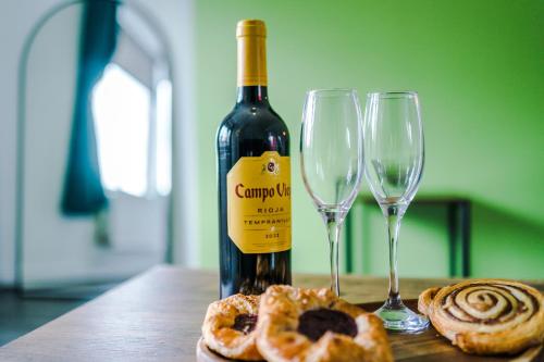 Food and beverages, The Acacia Lodge - Bright & Modern 3BR Home by Parydise Properties - Ideal for Business & Leisure in Wigan West