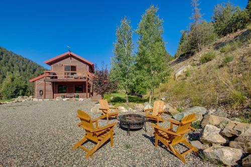 XC SkiandSnowshoe InandOut Secluded Cabin with Hot Tub! in Livingston, USA