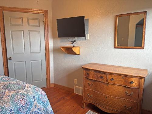 Quiet Country Comfort w Long Views Quiet Country Comfort w Long Views