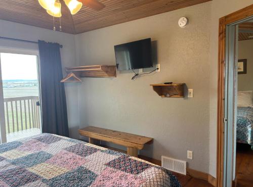 Quiet Country Comfort w Long Views Quiet Country Comfort w Long Views