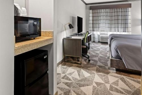 Big Country Hotel & Suites - image 10