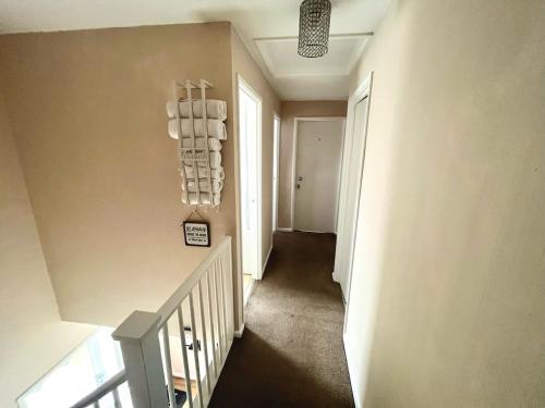 Clicketts - 3-Bedroom, Full Entire House, Sleeps 6 guests, Free wifi, Street Parking, Smart TV, Basildon, Essex London, Basildon (foto 2)