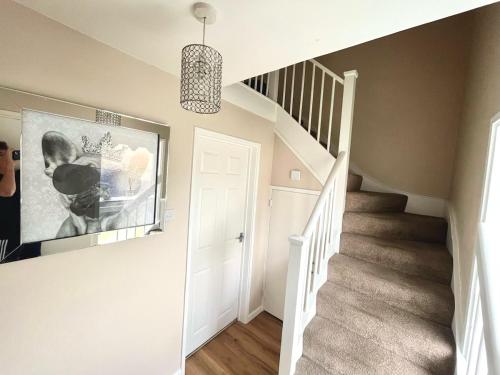 Clicketts - 3-Bedroom, Full Entire House, Sleeps 6 guests, Free wifi, Street Parking, Smart TV, Basildon, Essex London, Basildon (foto 3)