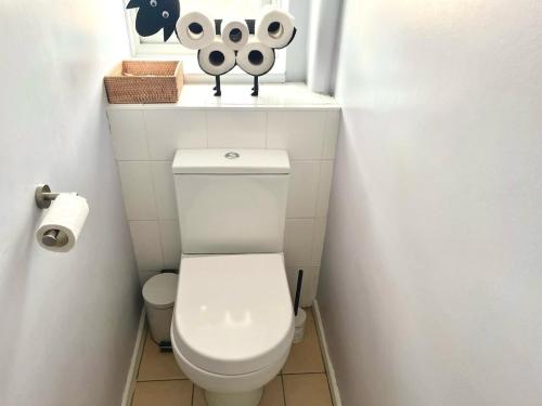 Clicketts - 3-Bedroom, Full Entire House, Sleeps 6 guests, Free wifi, Street Parking, Smart TV, Basildon, Essex London, Basildon (foto 4)