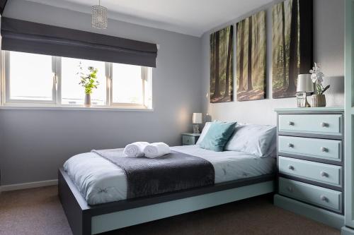 Clicketts - 3-Bedroom, Full Entire House, Sleeps 6 guests, Free wifi, Street Parking, Smart TV, Basildon, Essex London, Basildon (foto 5)