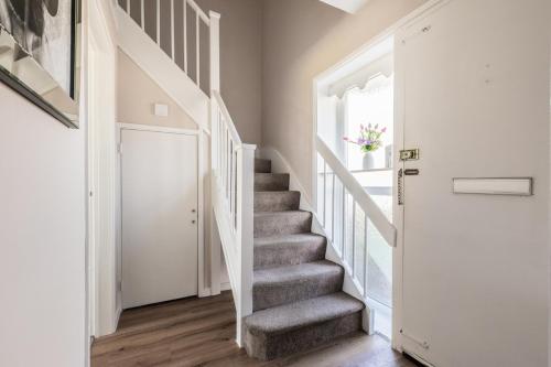 Clicketts - 3-Bedroom, Full Entire House, Sleeps 6 guests, Free wifi, Street Parking, Smart TV, Basildon, Essex London, Basildon (foto 6)