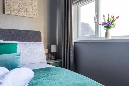 Clicketts - 3-Bedroom, Full Entire House, Sleeps 6 guests, Free wifi, Street Parking, Smart TV, Basildon, Essex London, Basildon (foto 8)