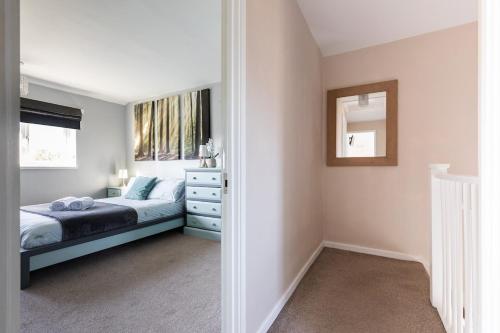 Clicketts - 3-Bedroom, Full Entire House, Sleeps 6 guests, Free wifi, Street Parking, Smart TV, Basildon, Essex London, Basildon (foto 9)