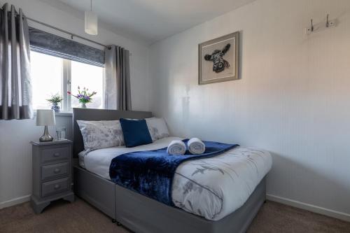 Clicketts - 3-Bedroom, Full Entire House, Sleeps 6 guests, Free wifi, Street Parking, Smart TV, Basildon, Essex London, Basildon (foto 10)
