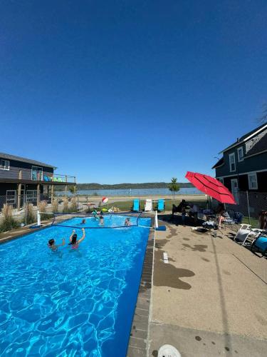 Poolside Double Rooms in Lake City, USA
