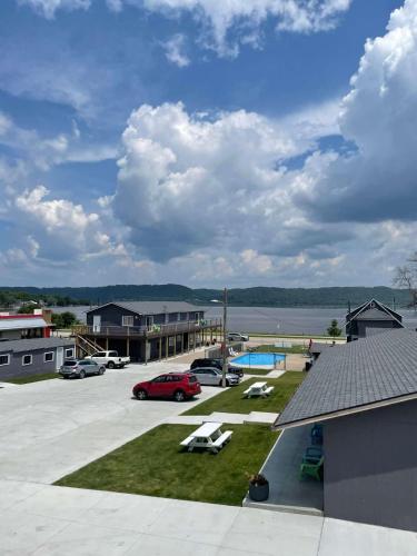 Poolside Double Rooms in Lake City, USA