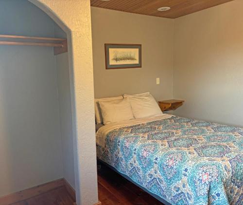 Quiet Country Comfort w Long Views Quiet Country Comfort w Long Views