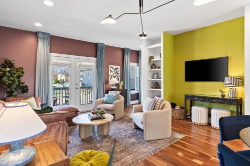 Vibrant Home in The Nations with Garage Walk to Restaurants and Shops, Nashville