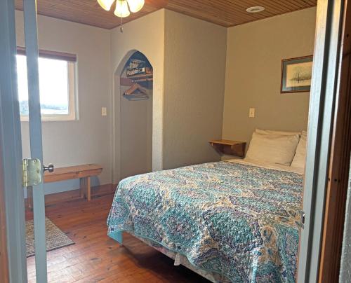 Quiet Country Comfort w Long Views Quiet Country Comfort w Long Views