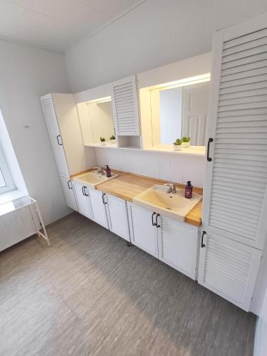 2 bedroom apartment with Free private parking in 兰德斯