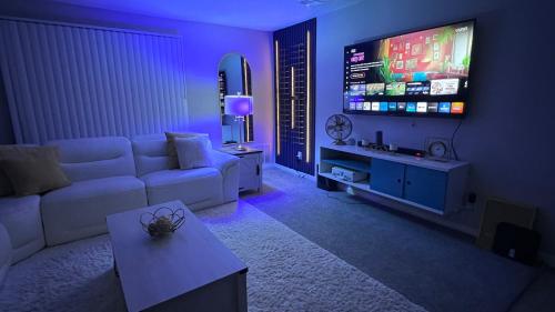 kawasan lounge/TV kongsi, Glamorous 2bed Apartment Minutes to Braves Stadium in Smyrna (GA)