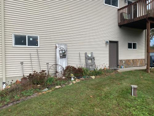 Quiet Country Comfort w Long Views Quiet Country Comfort w Long Views