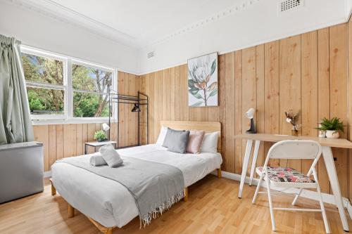 Steps to Mall & Train - Eplore with Ease - Prime Location in Seven Hills - Shared Bathroom near Girraween Road Park