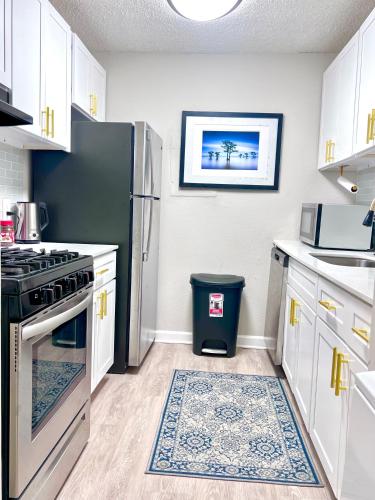 dapur, Glamorous 2bed Apartment Minutes to Braves Stadium in Smyrna (GA)