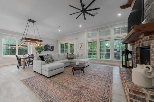 Modern 4BR Retreat, Hot Tub, Game Room near DFW – khách sạn tại Irving