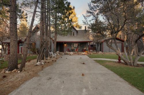 Little Red Cabin with a Hot Tub BBQ plus large Yard