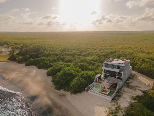 Beachfront luxury villa with pool with private cooker & staff, Puerto Morelos