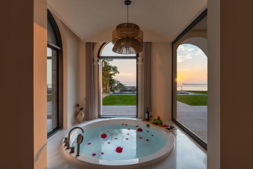 Deluxe Double Room with Bath image 9