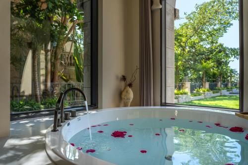 Deluxe Double Room with Bath image 6