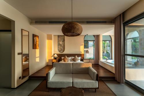 Deluxe Double Room with Bath image 8