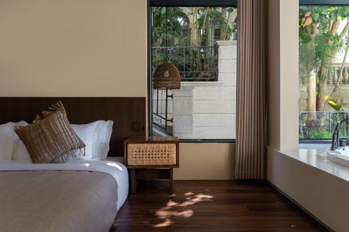 Deluxe Double Room with Bath image 4