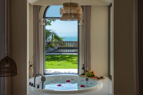 Deluxe Double Room with Bath image 3