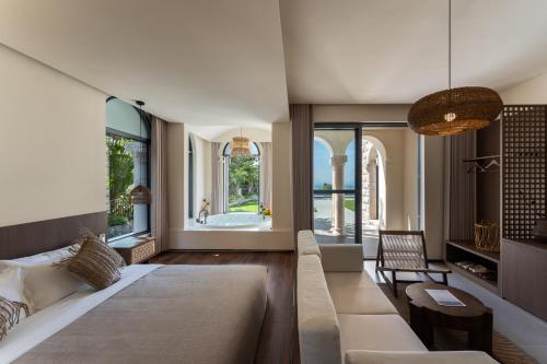 Deluxe Double Room with Bath image 2