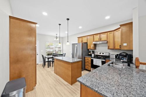 3BR 2BA Home with King Queen & Twin Beds - image 4