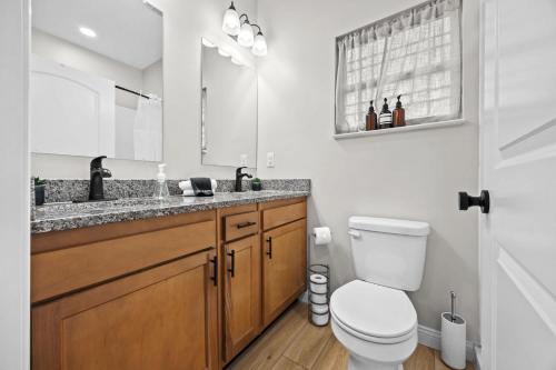 3BR 2BA Home with King Queen & Twin Beds - image 8